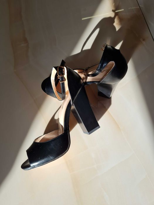 Обувки с висок ток