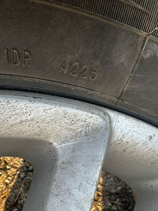 Продам зимнюю резину+диски 235/65R17