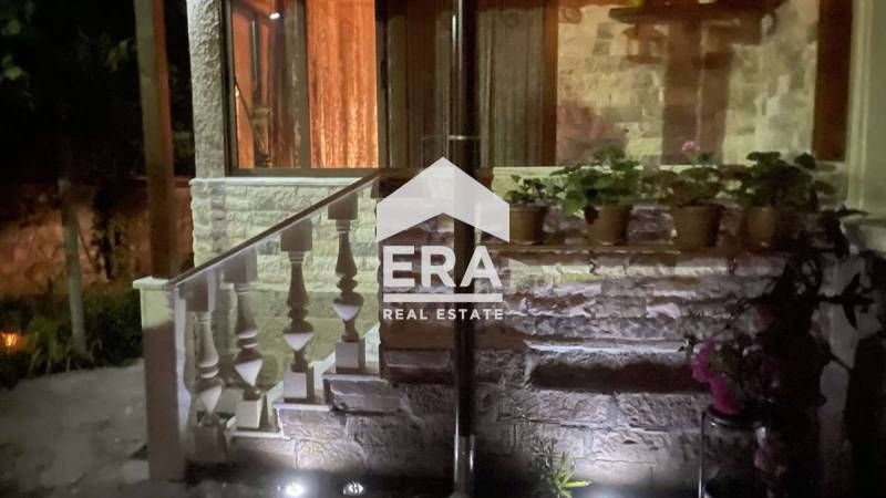 Уникална реновирана каменна къща с двор, гараж, плевня и беседка в се