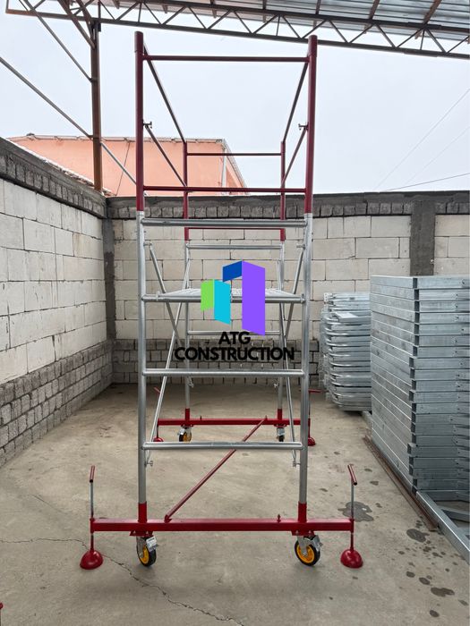 Передвижные строительные леса с домкратами и защитным верхним каркасом