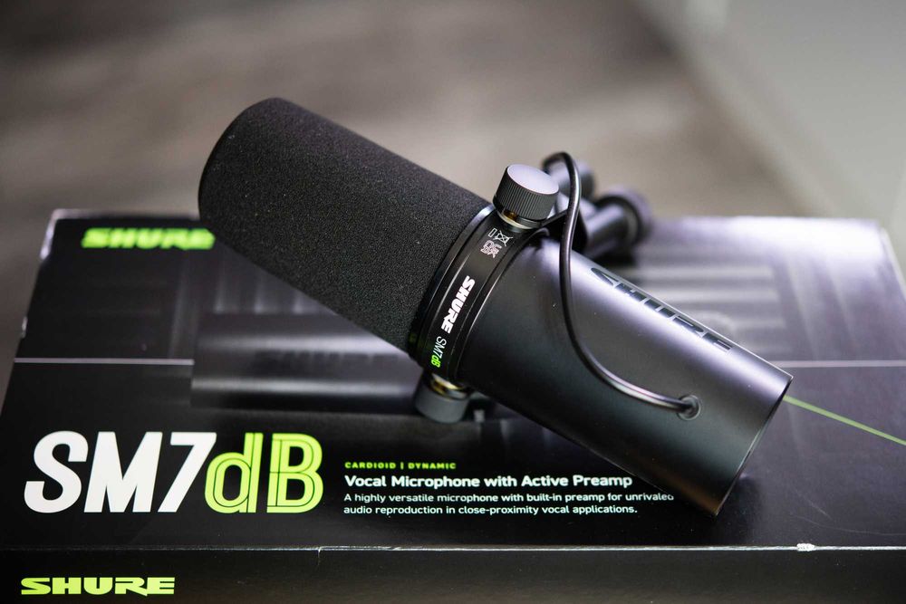 Продавам вокален микрофон SHURE SM7Bdb