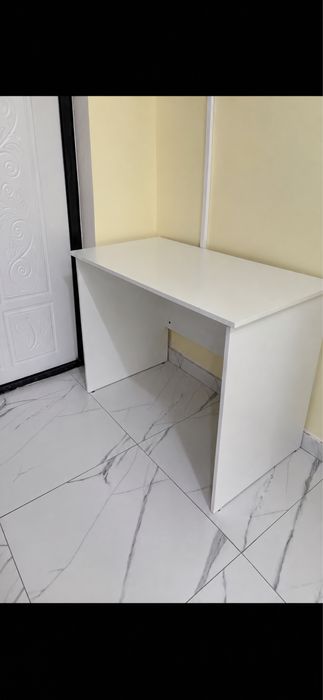 Продам стол белый