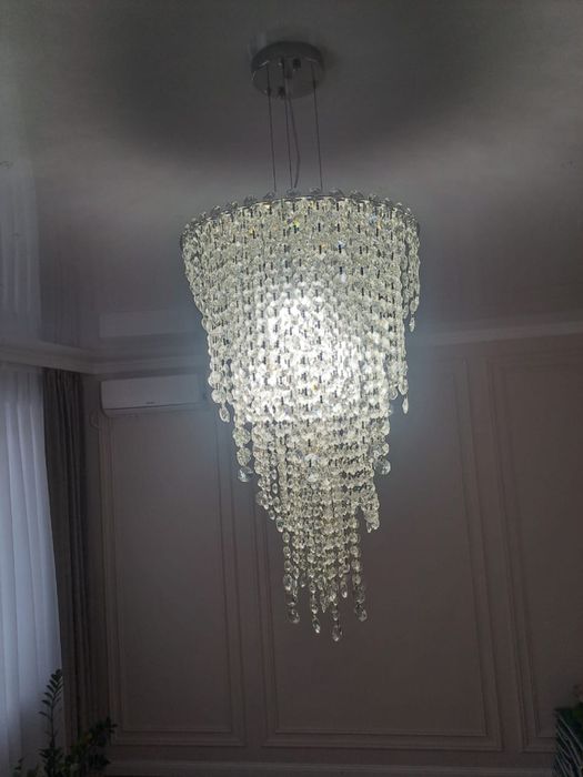 Продам красивую люстру