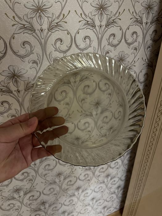 Продам посуду: тарелки и бокалы