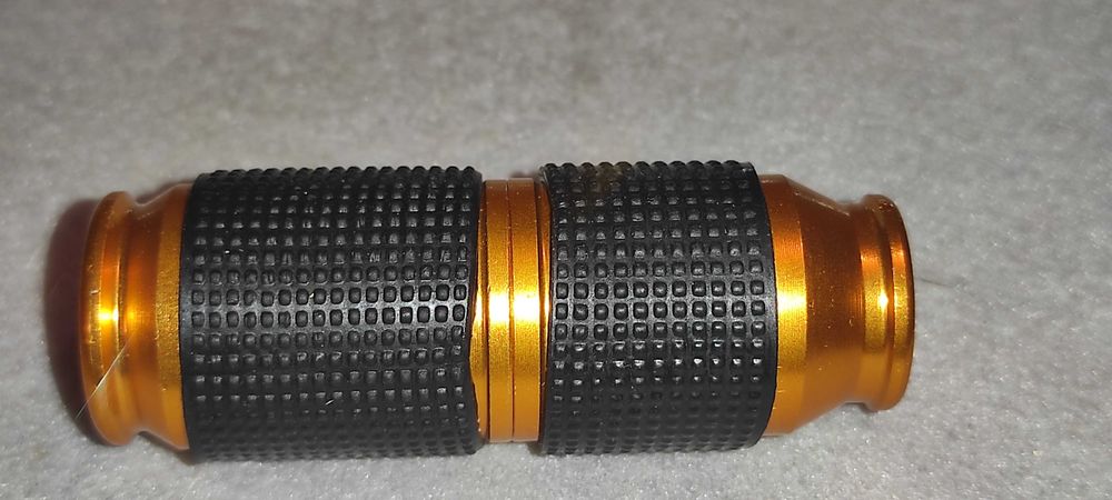 vand  Dispozitiv ( cracker ) pt. umflat baloane  12 BUCATI + 25 CAPSULE - 8 GRAME.