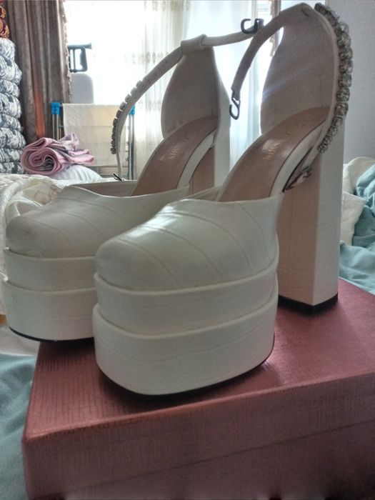 Atigi to'y uchun bir marotaba kiyilgan toza sifatli va yangi