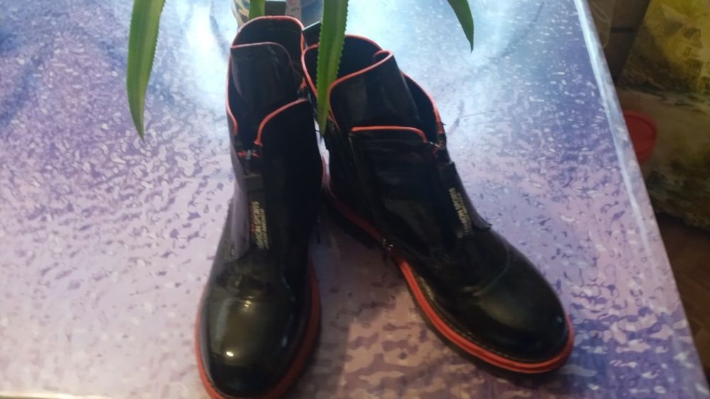 Продам осение ботинки