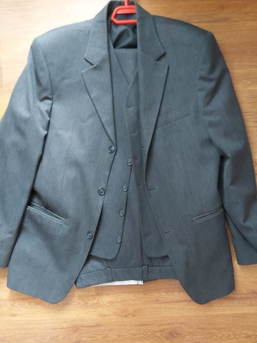 Vând costum bărbat