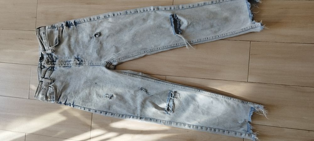 Накъсани светли дънки