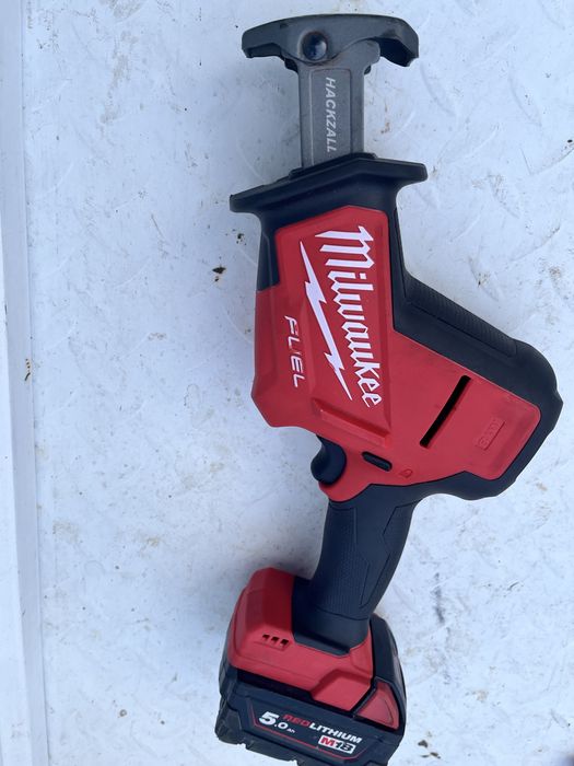 Hilti nuron bateri de 12 amp  si incarcator rapid c8 milawukee sabie fierastrau  impecabila  cu bateria de 5 amp  nu dewalt makita bosch