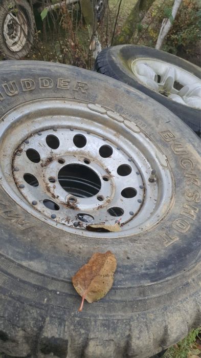 Vănd cauciucuri cu jante