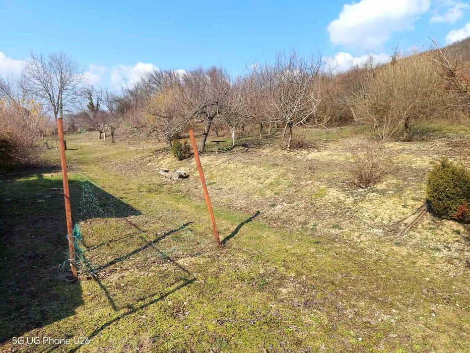 Продавам вила с два парцела