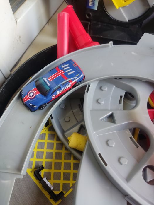 Продам парковку для машинок