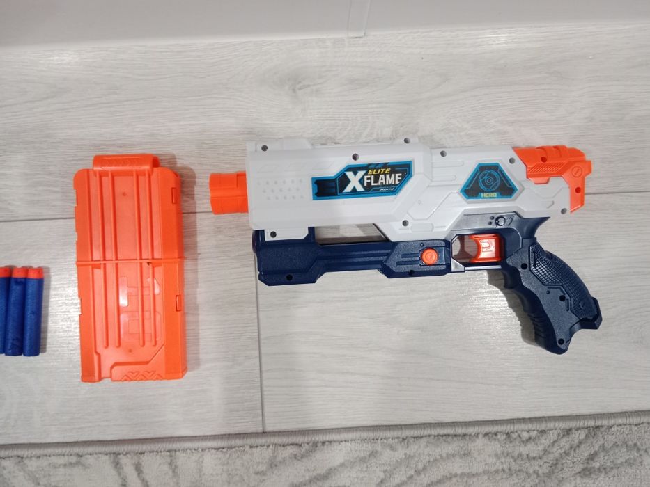 Пистолет и автомат игрушечный