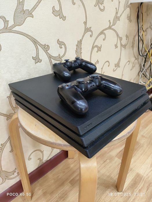 Ps4 pro  продаю с 4 играми