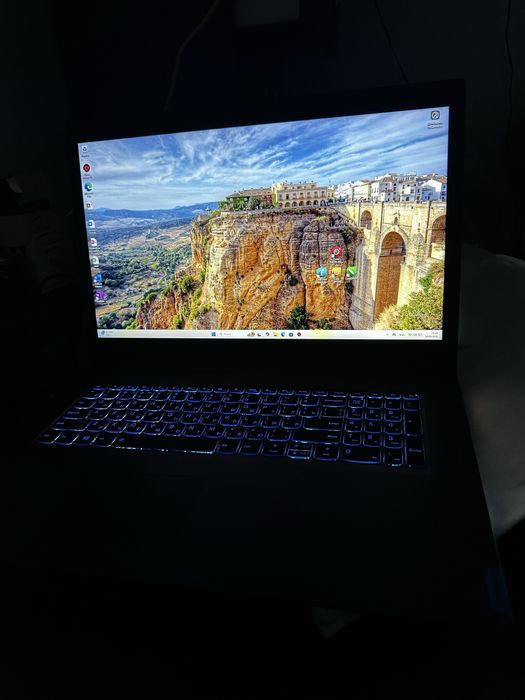 Ноутбук lenova 81 LL 18 диаганаль