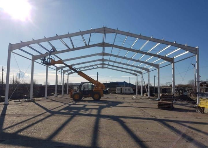 Vând hală metalică de pe stoc 12 m lățime 30 lungime 4 m la ștrasină tot cu montaj la super preț fac și alte mărimi lucrăm fără avans