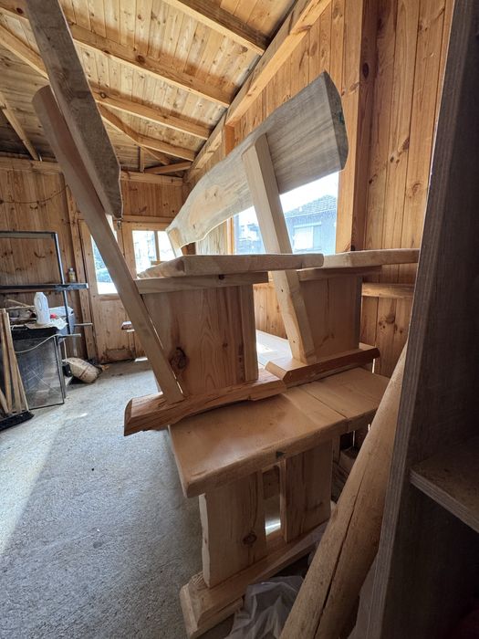 Дървена маса с пейки