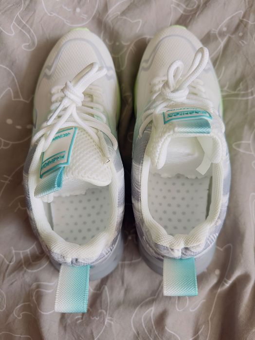 Продам кроссовки 37 размера