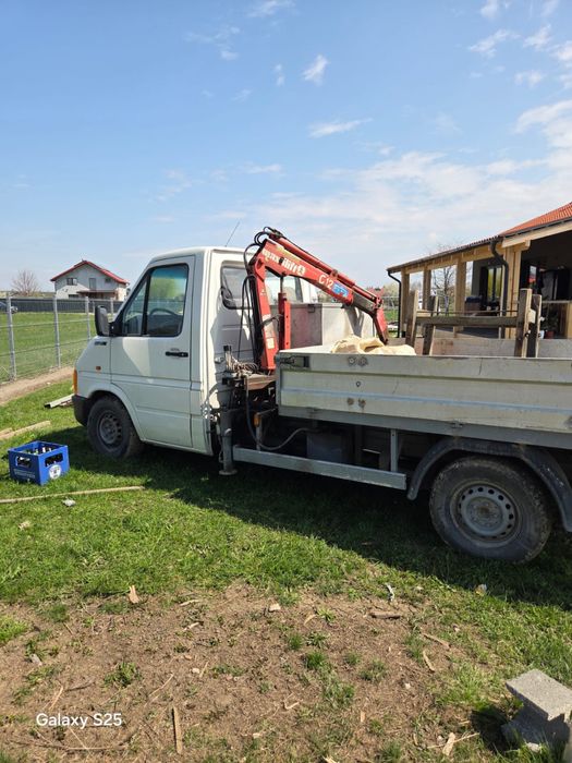 Autoutilitara cu macara