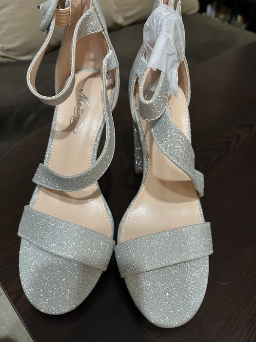 Чисто нови сандали