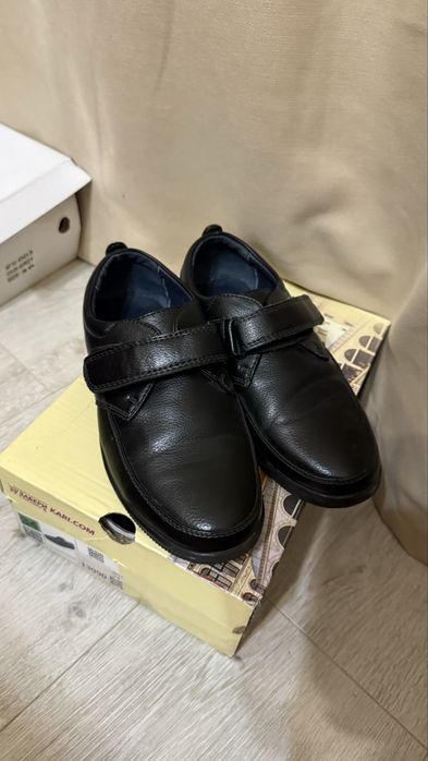 Продам школьные туфли
