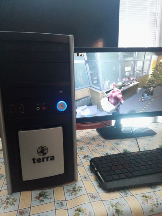 Компютър и монитор