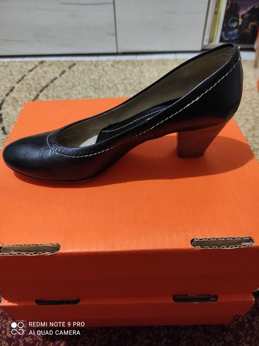 Vând pantofi eleganti