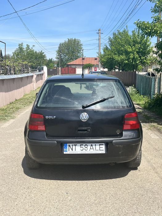Vand Golf 4  1.4 benzina are 206662km este din anul 1998