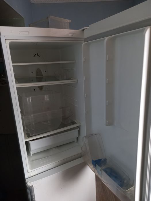 Холодильник работает