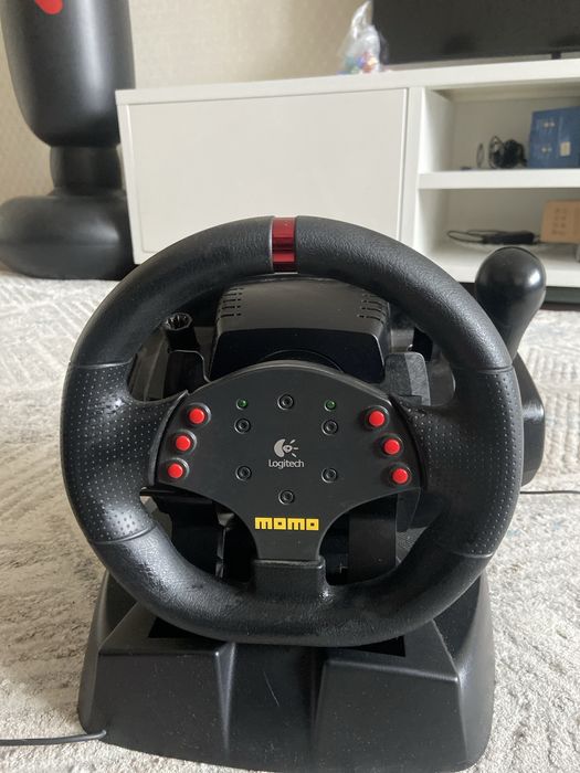 руль Logitech MOMO RACING