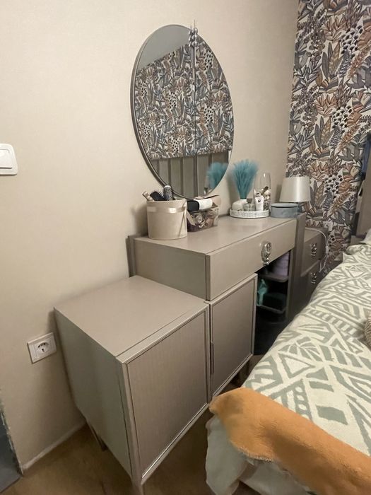 Тоалетка и два броя нощни шкафчета