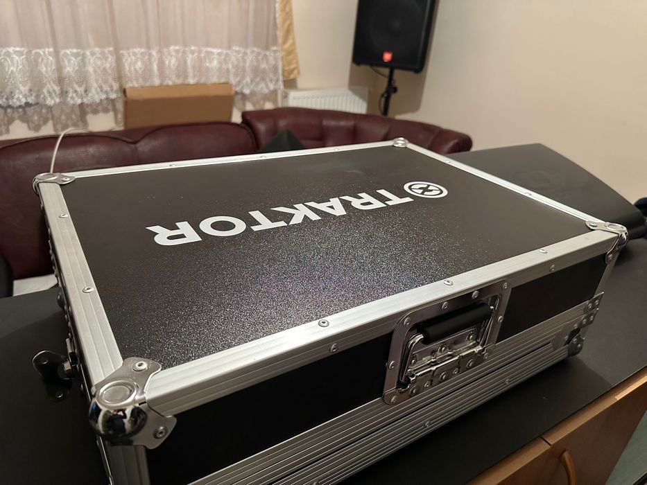 Traktor Kontrol S4 – Controller DJ Profesional