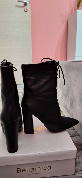 Черни боти с връзки