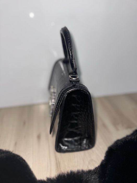 Черна чанта със сребърен детайл