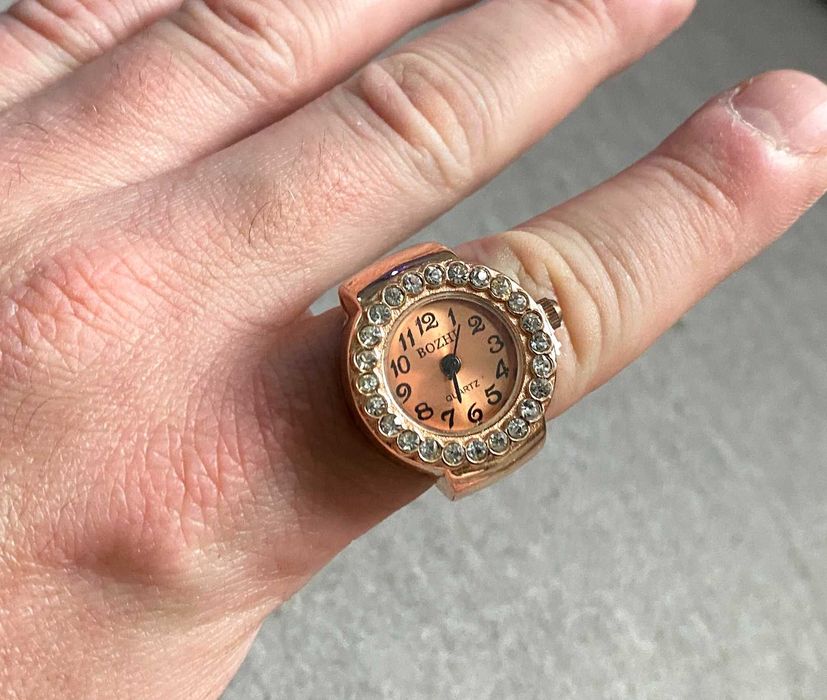 Inel ceas damă metalic rose-gold cu cristale decor – diverse modele