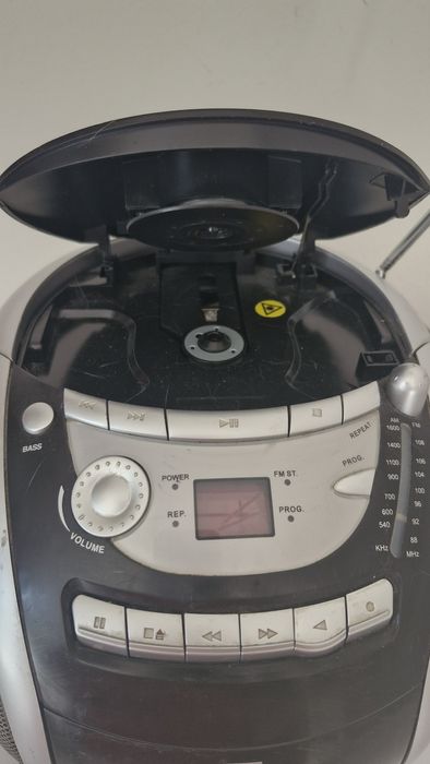 Vând casetofon retro,multifuncțional. Radio,cd si casetă.