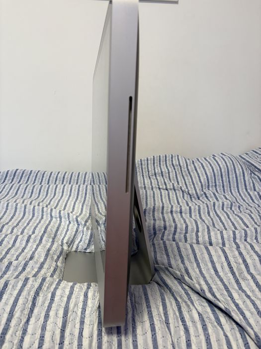 iMac компютър с мишка и клавиатура на около 10 години