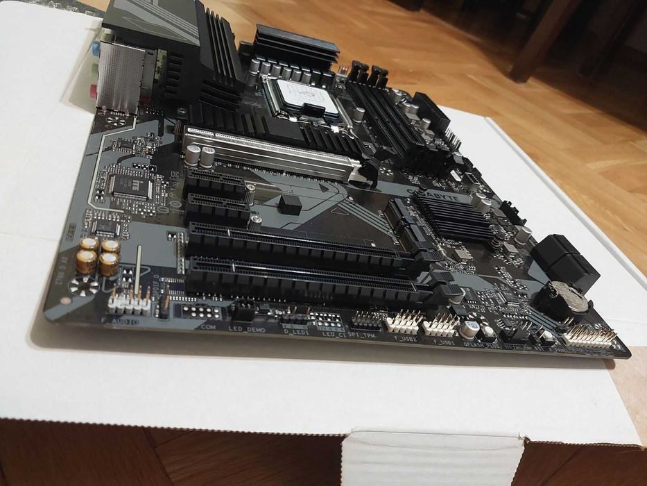 Gigabyte Z790 D AX , Wi-Fi  DDR5