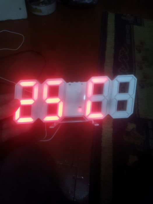 Продам настольные электронные часы.