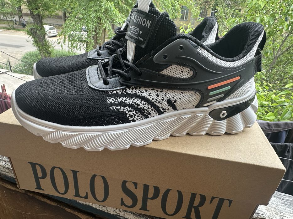 Продам мужские кроссовки летние