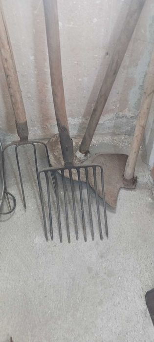 Мотики 2 броя Вилачи 2 броя