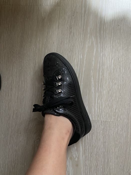 *НАМАЛЕНИЕ* Оригинални черни обувки Guess