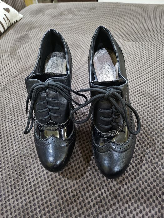 Затворени обувки на ток 37номер