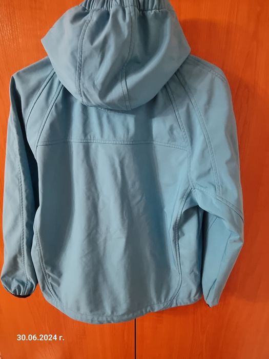 Продавам детско планинско яке с качулка размер 140см