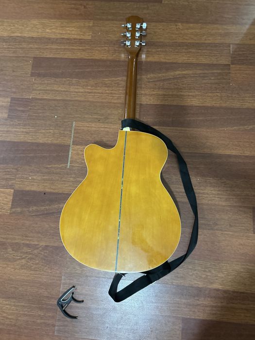 Гитара с чехлом.