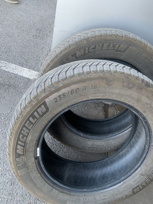 Продавам гуми 235/60/18  107H Michelin Cross Climate 2 -два броя + подарък 4броя китайски летни