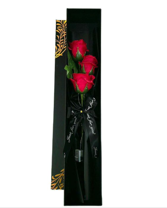 Букет от вечни рози в елегантна кутия с LED светлини
