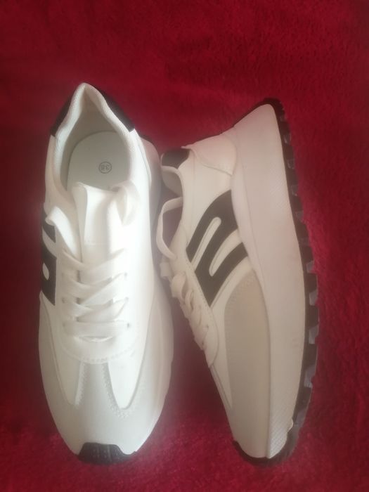 Маратонки нови, номер 38,дамско, черно-бели