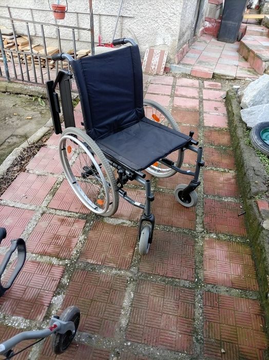 Vând scaun cu rotile și cadru pentru persoanele cu dizabilități